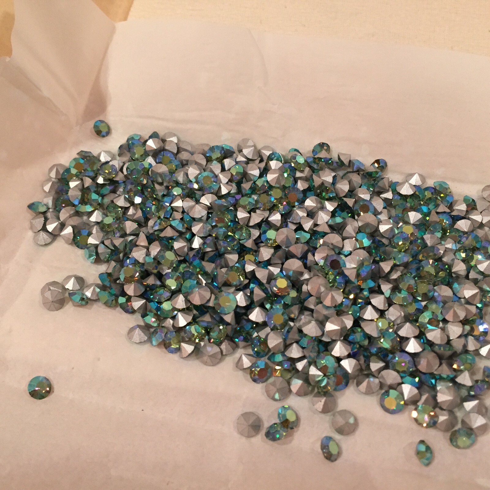 AN978 SS21 (4.7mm) Vintage Swarovski (from 60’s/70’s) peridot AB rhinestones(36)