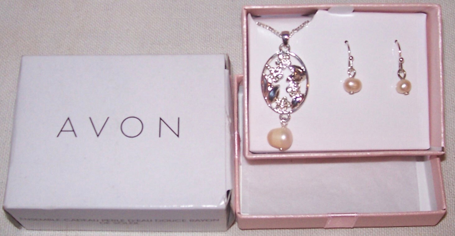 AVON Sweet Sunshine FRESHWATER PEARL Gift Set. Pierced. PINK. Women/Juniors NEW