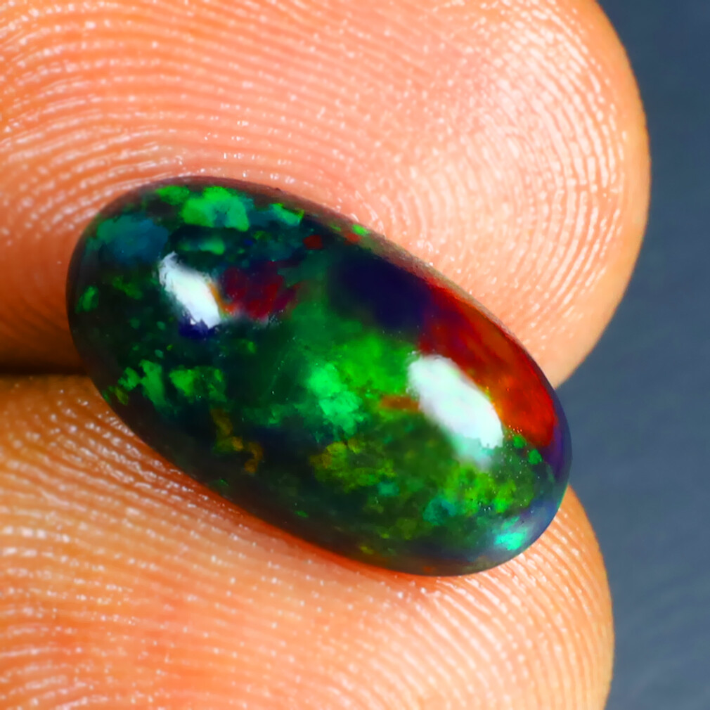 2.51 ct Eye-catching Oval Cabochon (14 x 8 mm) Ethiopian Flashing Black Opal