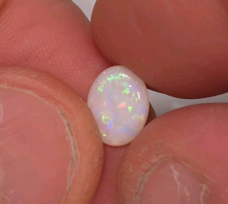Australian Coober Pedy opal. 10 x 7.5mm. 1ct. Oval. Natural solid Bright Opal