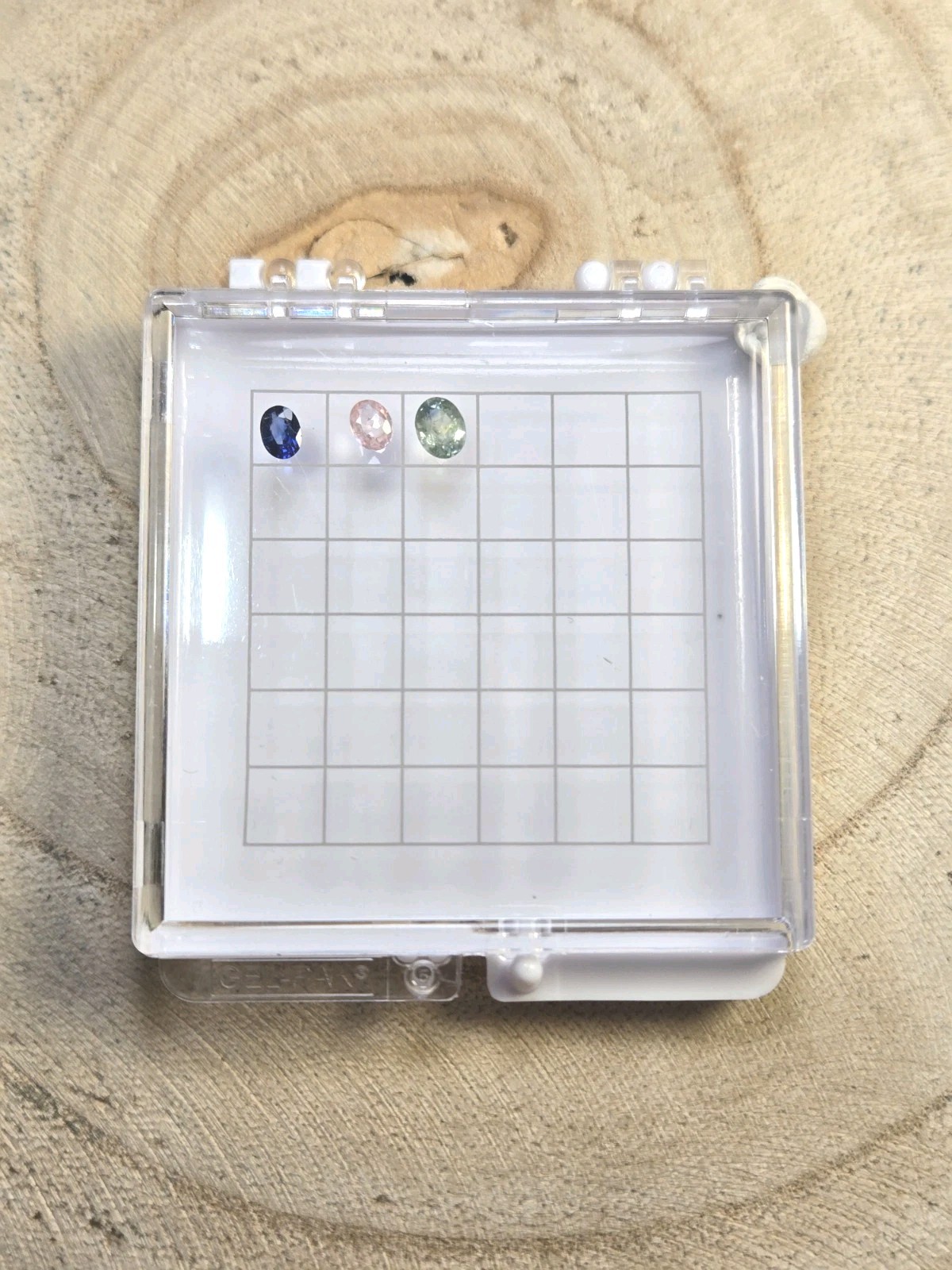 GEL-PAK Gemstone Holder Stone Display Case White Gel Pack (Plus Grid) T8