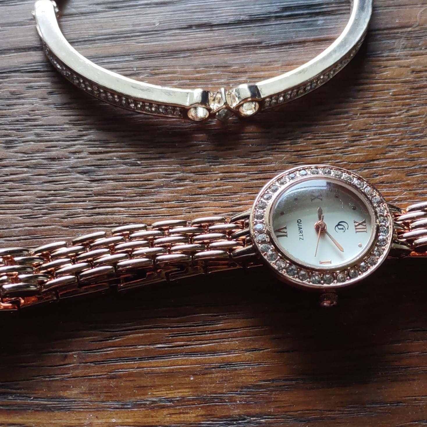 Women’s Quartz Dress Watch Rose Gold Tone Crystal Bezel Roman White Dial