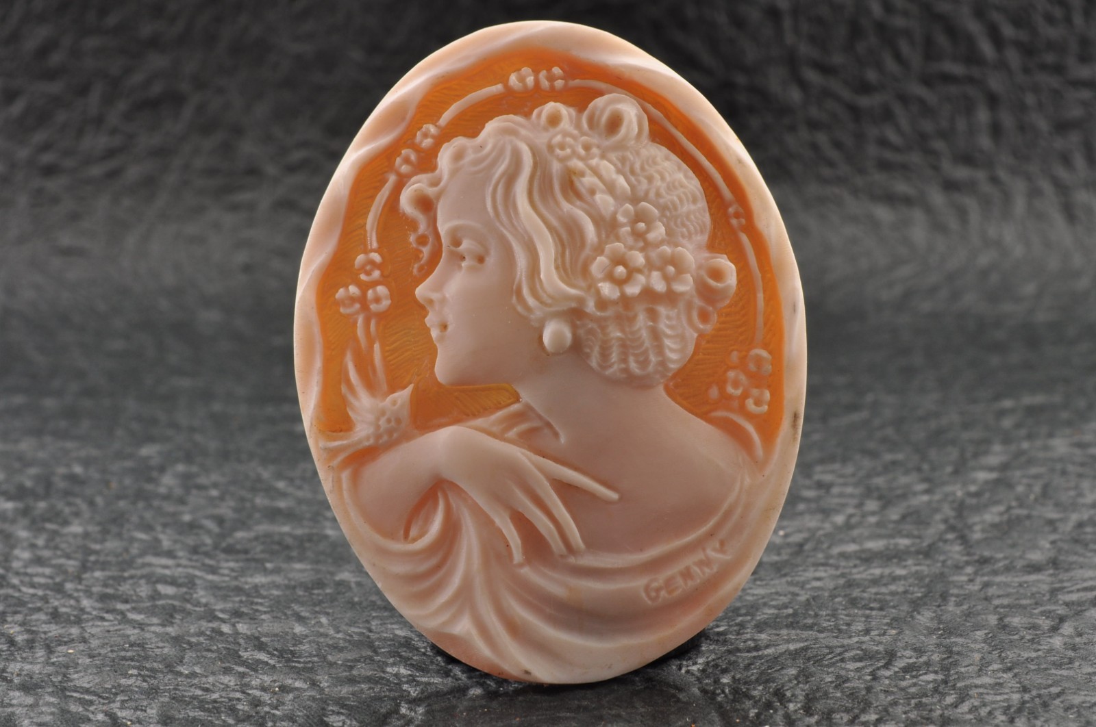 7 items , vintage shell cameo White and brown color (Total 228.0ct) with case.