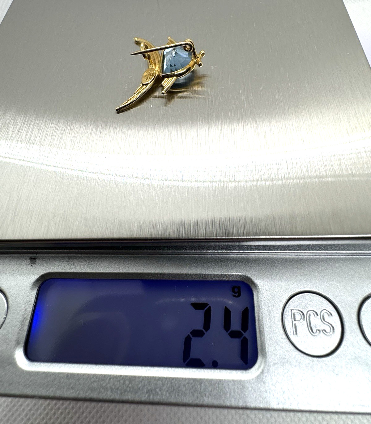 18k Le Gi Blue Topaz Fish Pin C Clasp little brooch with character 2.4 grams