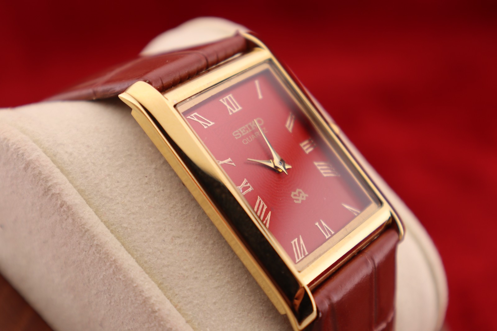 ⌚✨ Vintage Seiko Slim Quartz Gentlemen’s Red Dial ,Light Brown Dress Watch