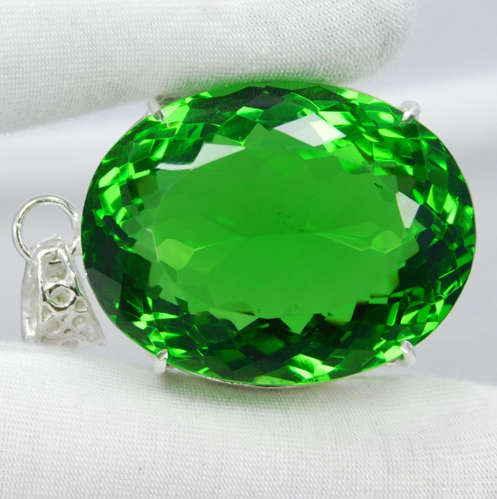 Certified 105 Ct Natural Peridot Green Pendant in 925 Solid Silver Gemstone