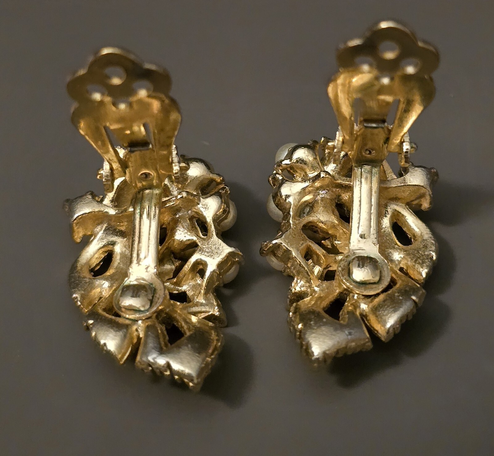 LISNER FAUX PEARLS GOLD GILTED LEAF DESIGN CLIP-ON EARRINGS-EC☆1.2″ L☆GORGEOUS