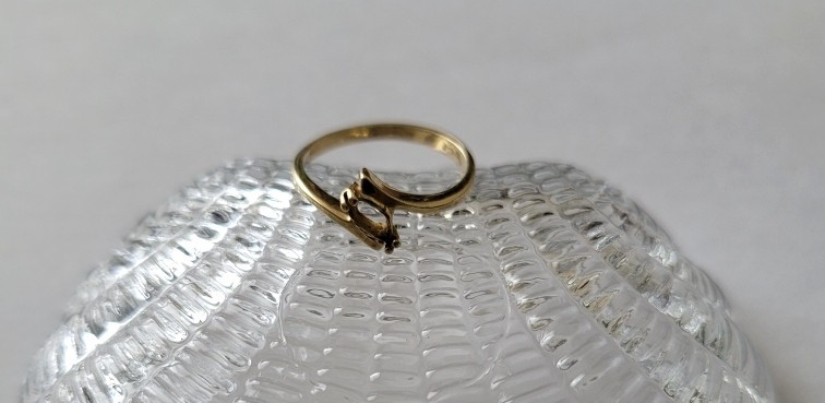 10k P (Plum) yellow gold ring, missing stone, 1.4 grams without stone