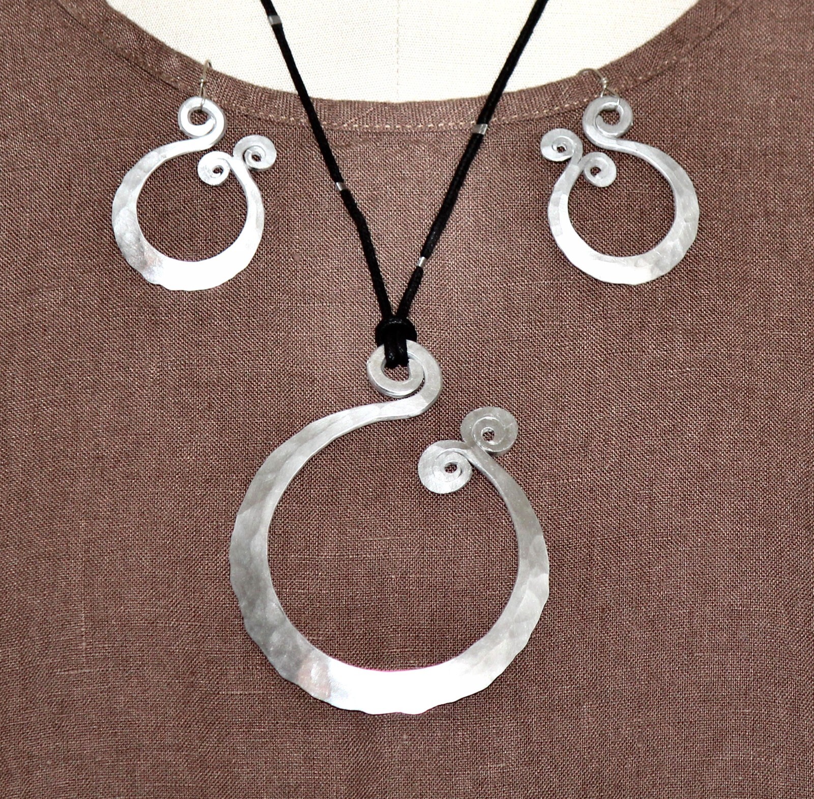ANTIJOYAS Handmade ART-2-WEAR Hammered Aluminum TCHAI NECKLACE X-Large SAC53
