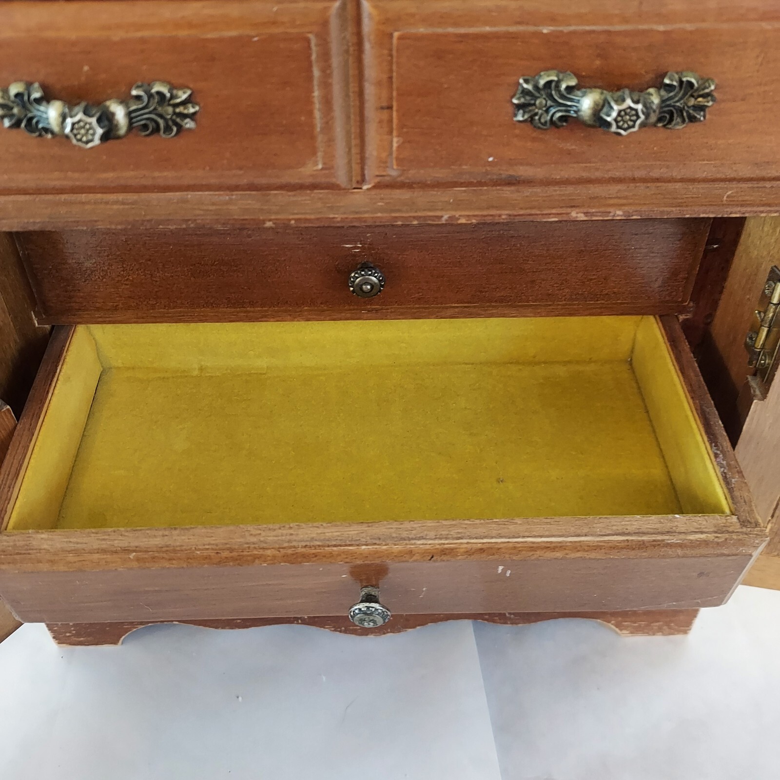 Retro Early American Look Tabletop Jewelry Box Chest 5 Compartments Diamond Door
