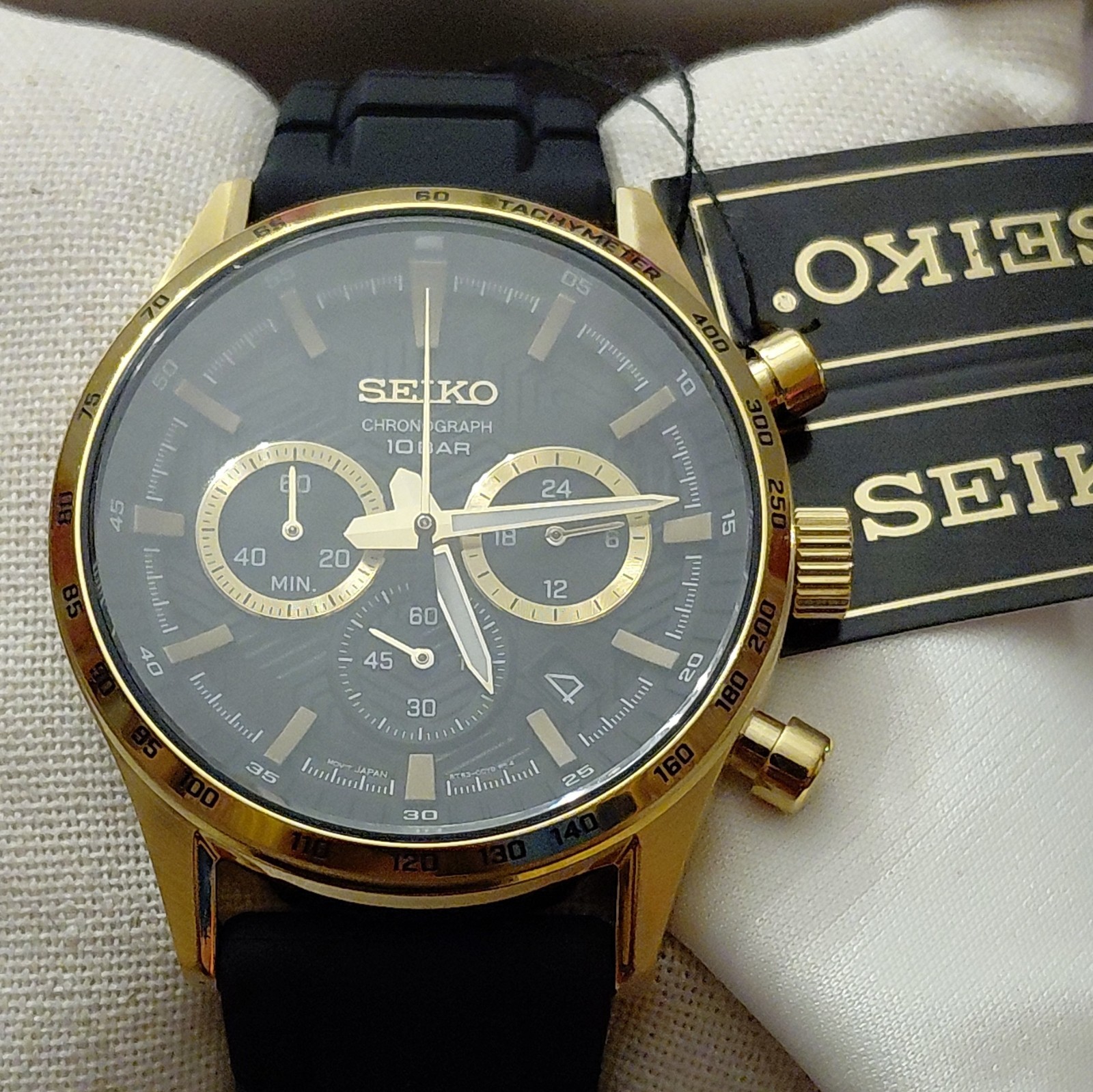 Seiko Men’s Chronograph Quartz Tachymeter 43mm 100m Gold/Black Rubber Box