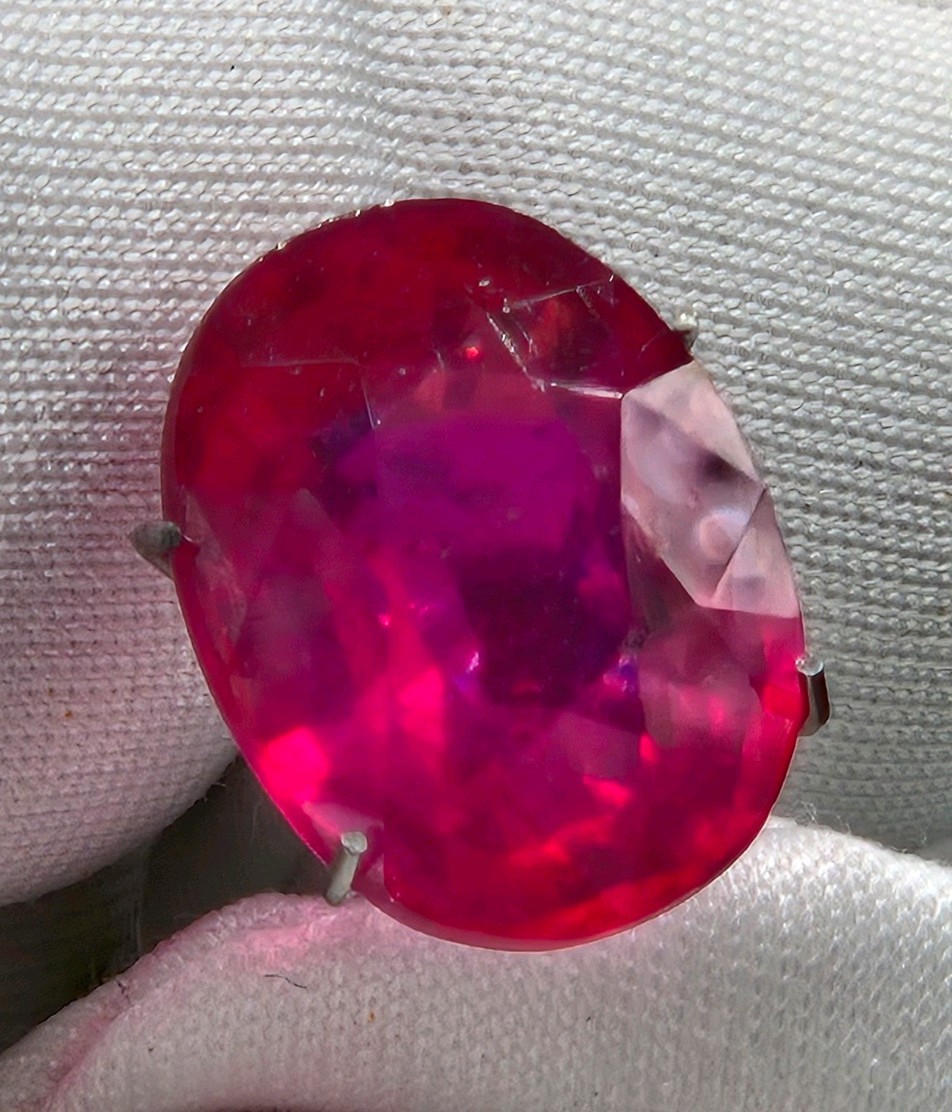 7.00ct Natural Ruby – Lead Glass Filled (Composite) – Oval Red – 12.8×10mm