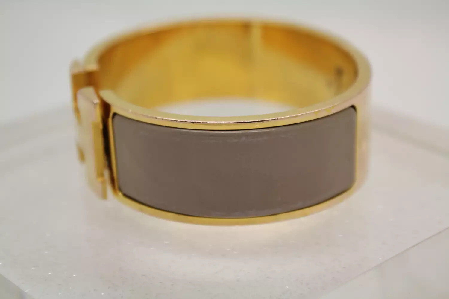 HERMES METAL ENAMEL CLIC-CLAC “H” BEIGE GOLD BANGLE