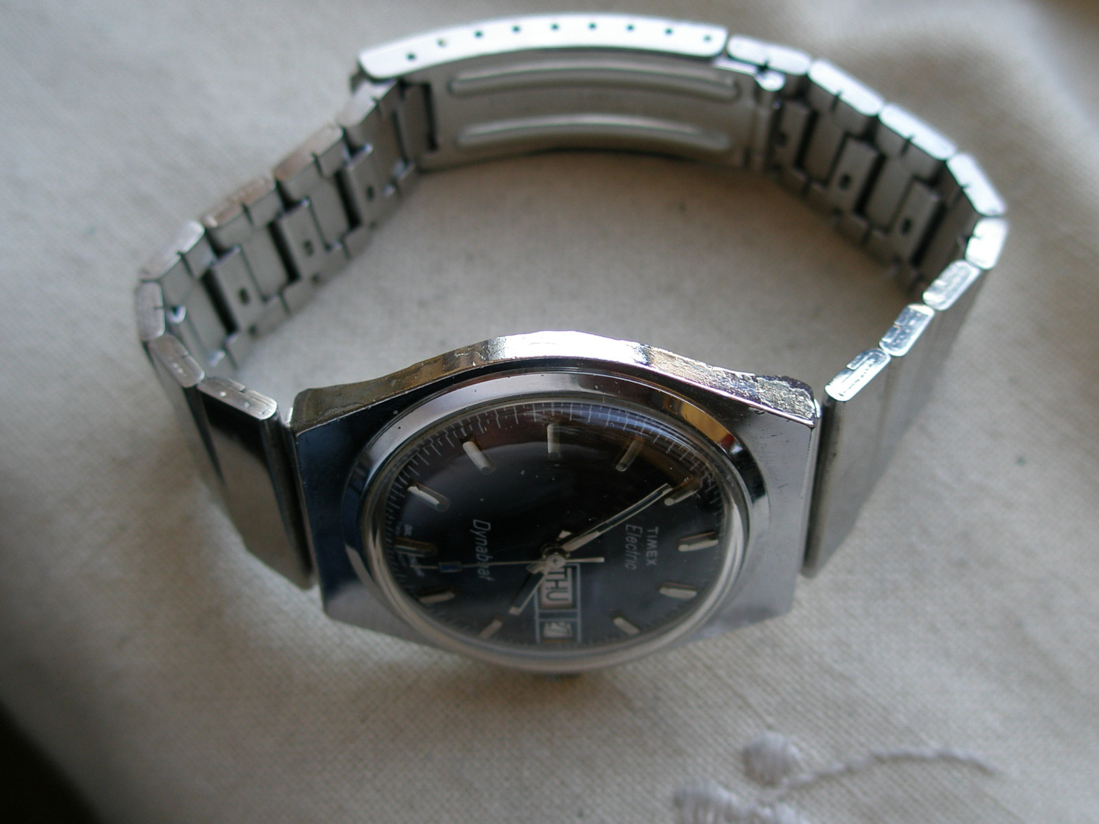 LARGE VINTAGE 1968 TIMEX ELECTRIC DYNABEAT, CHROME/SS, NEEDS HELP.