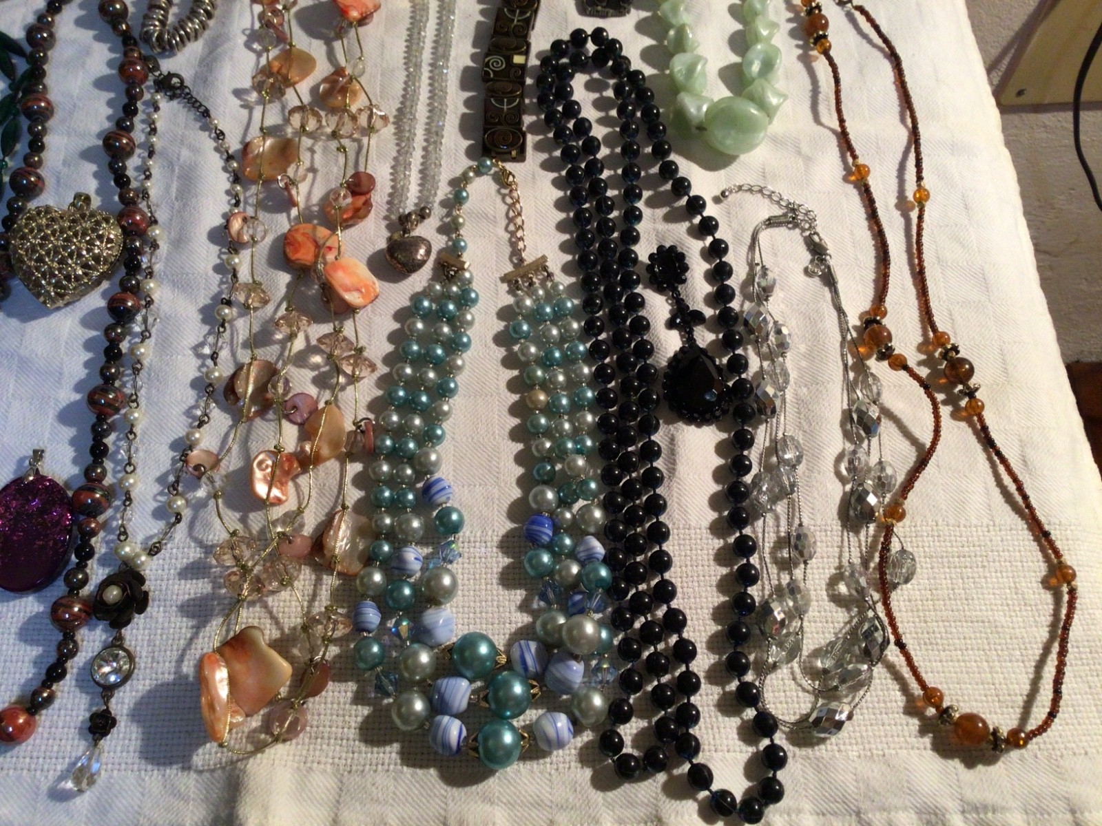 MAX LOT WITH NATURAL CORAL BRACELETS NECKLACES RINGS WITH BOXES