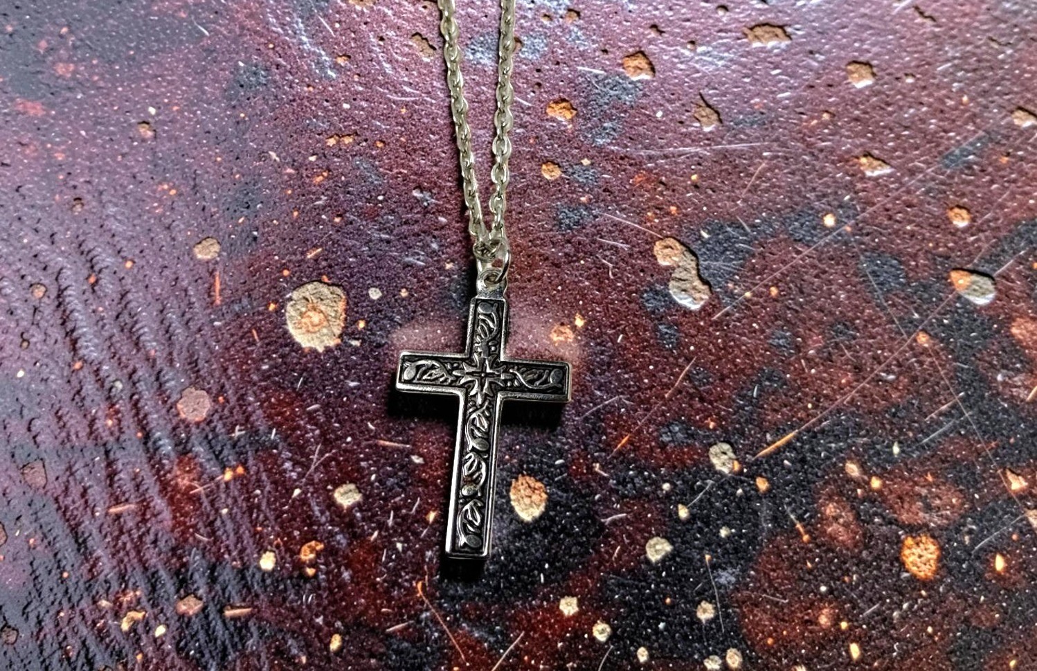 Vintage 10″L Chain Link Necklace W/Swirl Design Cross