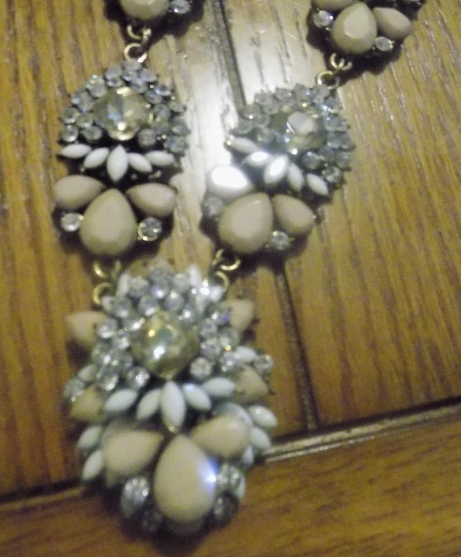 Vtg Statement Bib Necklace Tan, White & Clear Beaded Gold Tone 18″ – 21″ ( 545)