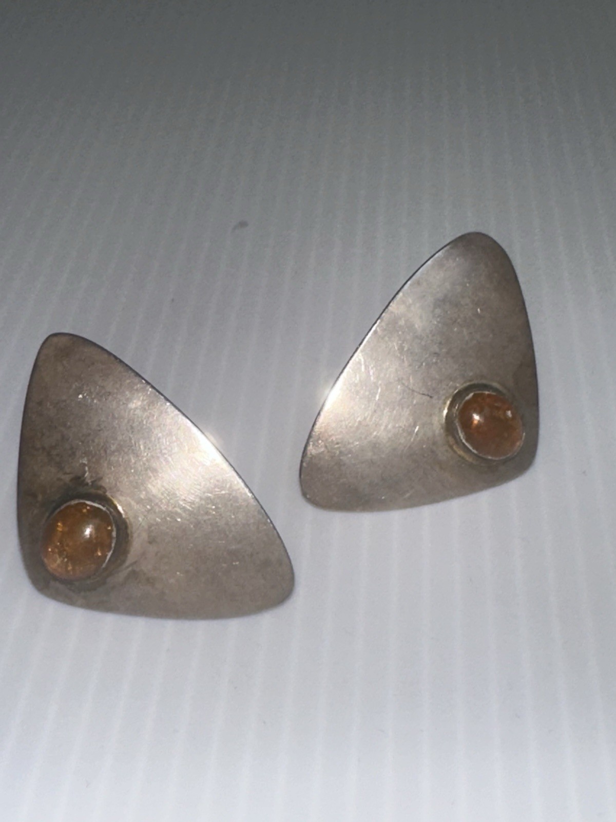 SUSAN CUMMINGS RARE MODERNIST STERLING SILVER AMBER CLIPON TRIANGULAR EARRINGS