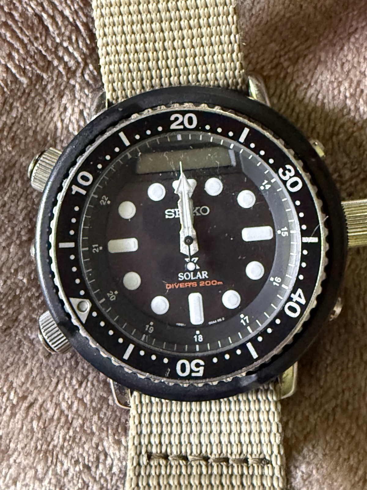 Seiko Solar Quartz Diver 200m Analog/Digital 45mm Beige Nylon Strap Not Tested