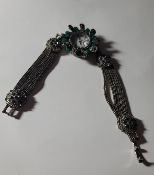 Vintage Style Green Stone & Silver-Tone Jewelry Set – Watch, Bracelet & Ring