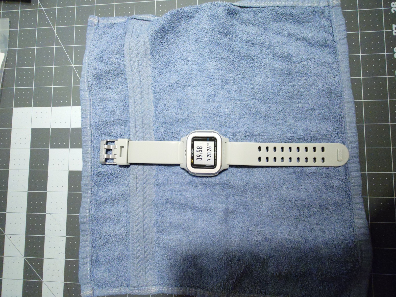 Nixon Regulus Expedition off white with Altimeter, Barometer, Compass and Temp