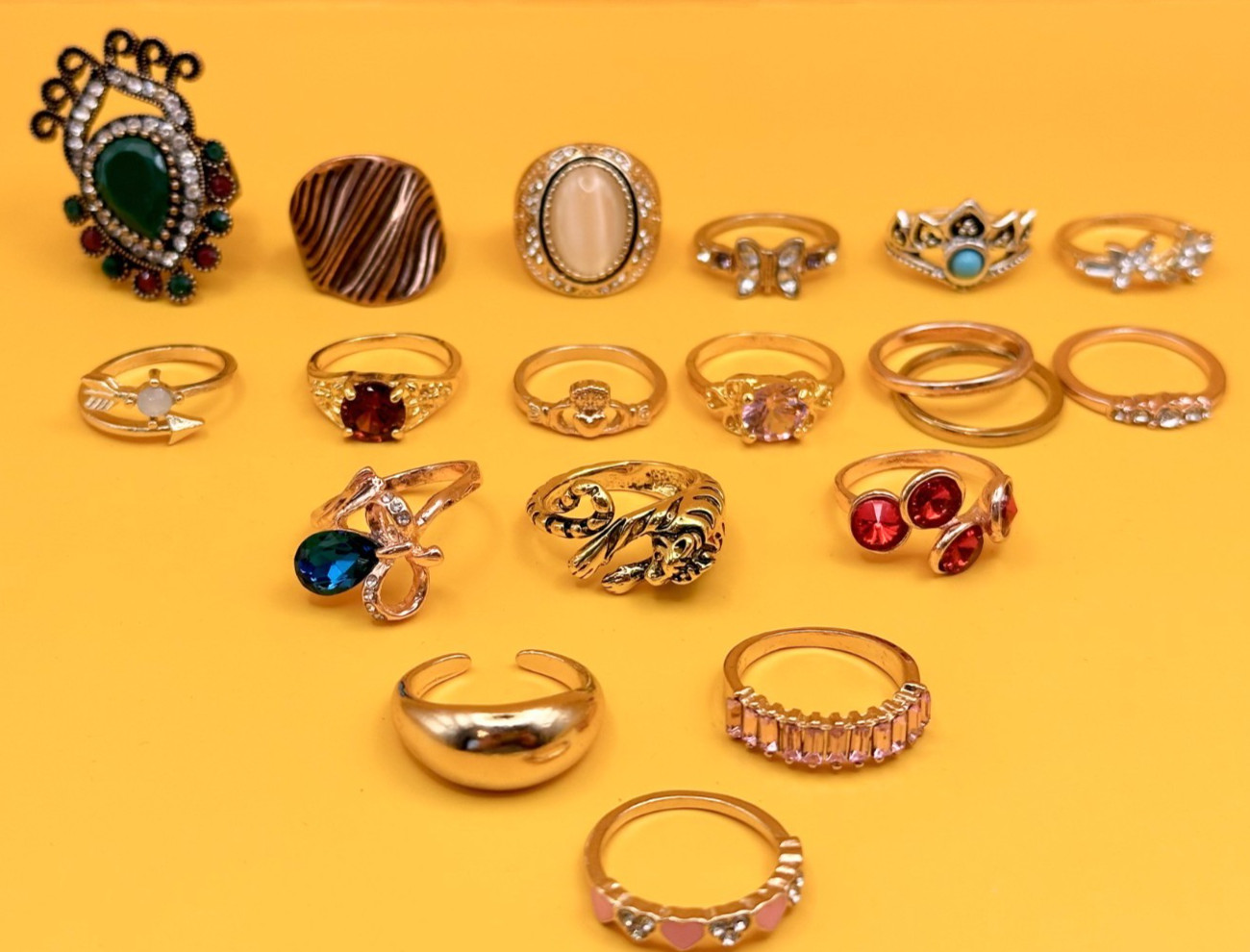 Lot 18 Fashion Rings Sizes 6 to 6.5 Including 1 Signed Premier Design R-55