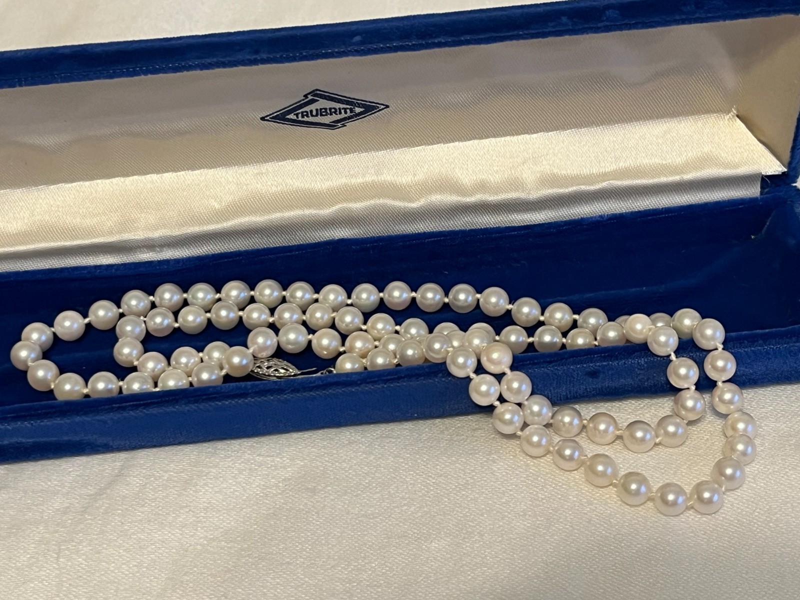 Vtg 24″ Genuine Pearl Hand Knotted Necklace 14K Clasp Clean In Case XLNT
