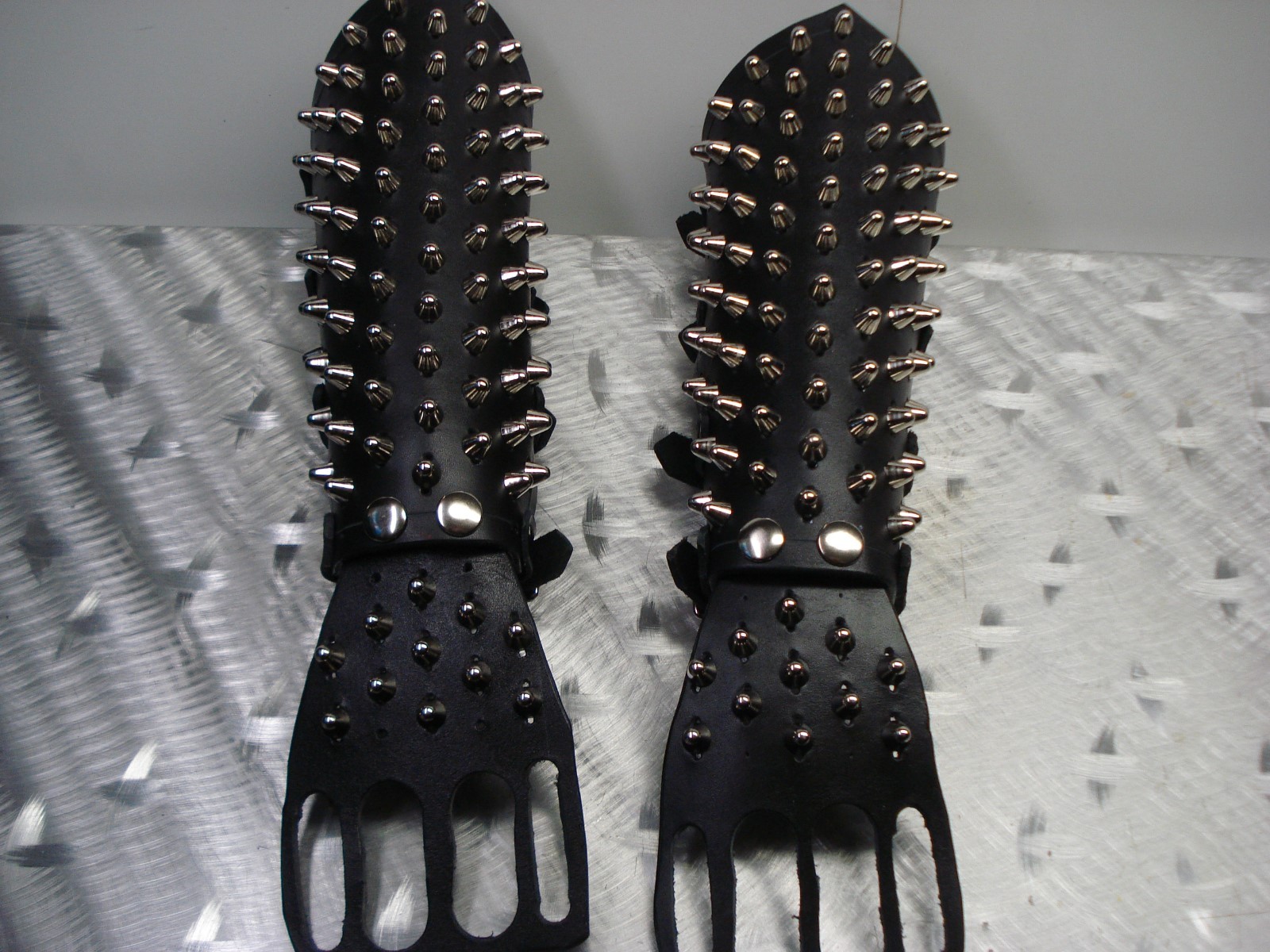 UNISEX LEATHER STUDDED FIST GAUNTLET….BLACK METAL.(MDLUG0175)….. RAVEN