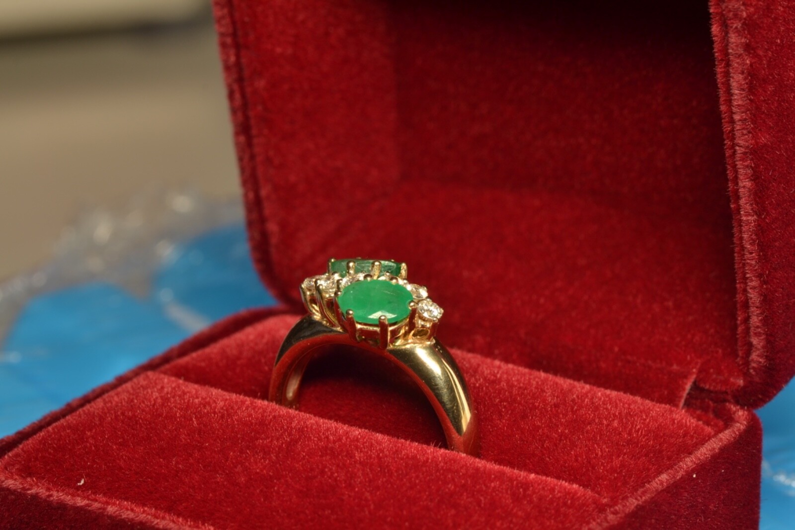 14k gold ring 1.8ct green emerald brilliant 0.27ct 6.7gr. Estimate: 1600€
