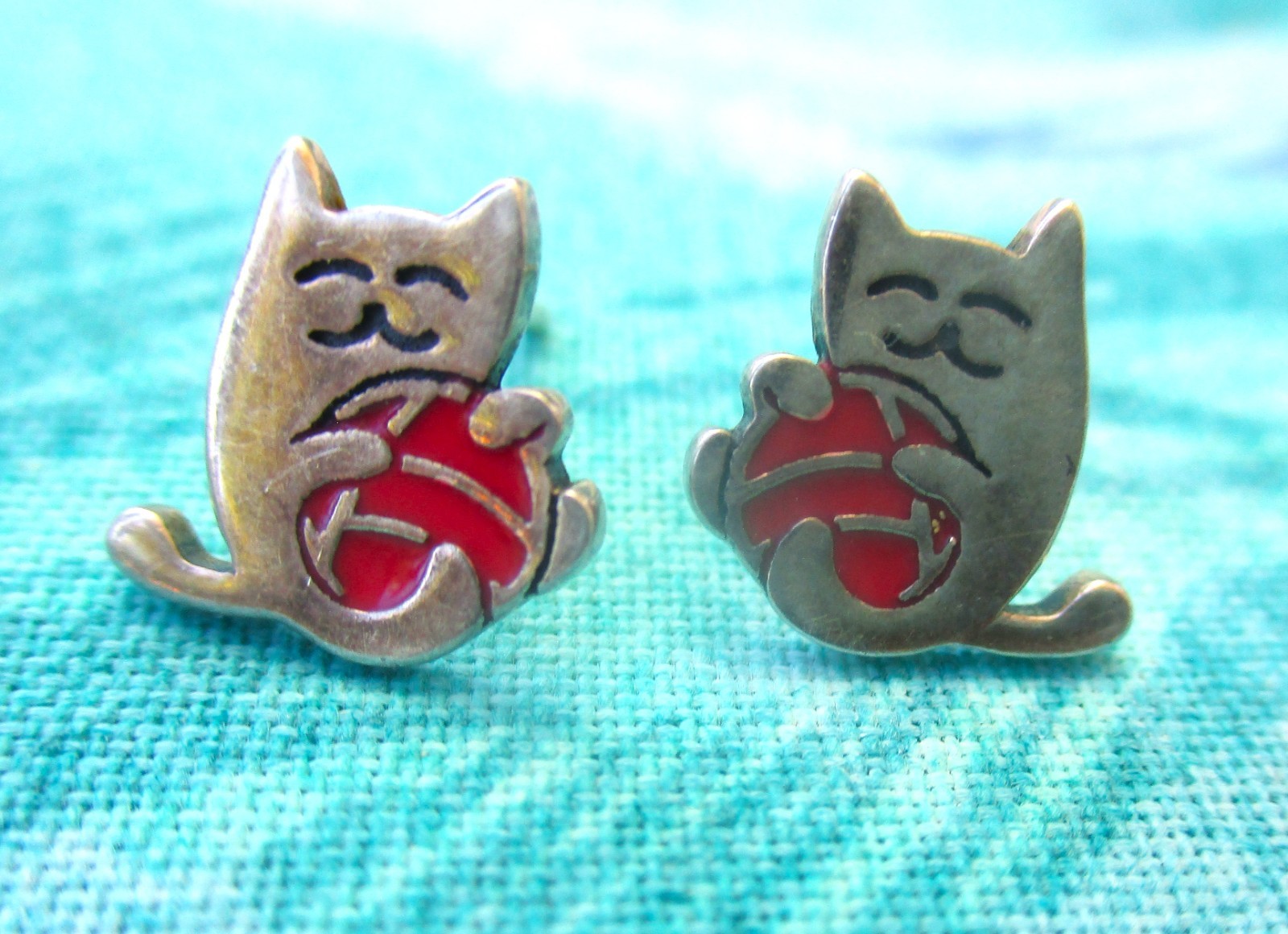 Kitty Cat Sterling Silver Stud Earrings Enamel Ball Playful Kitten 1.6 g .25″