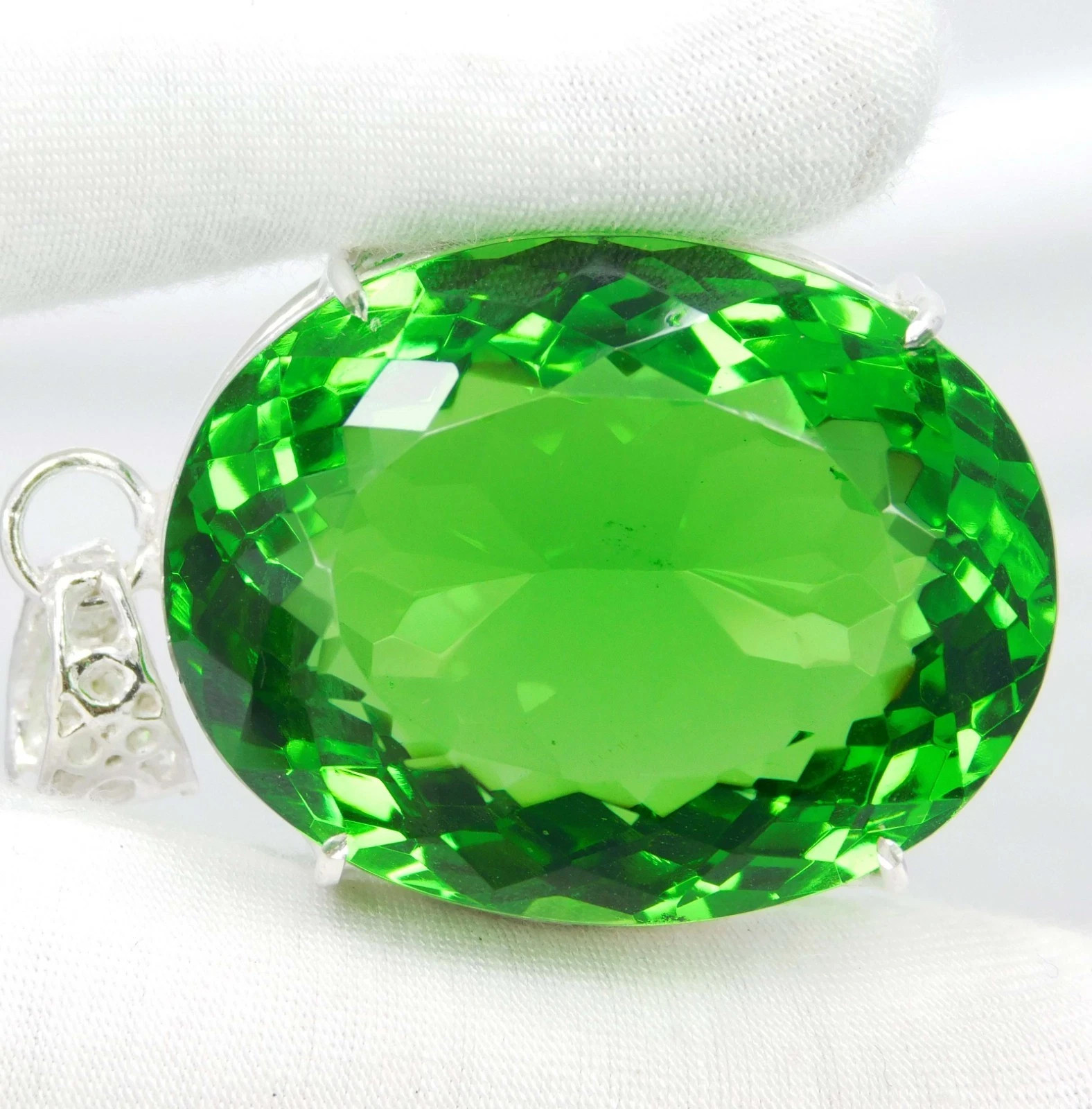 Certified 105 Ct Natural Peridot Green Pendant in 925 Solid Silver Gemstone