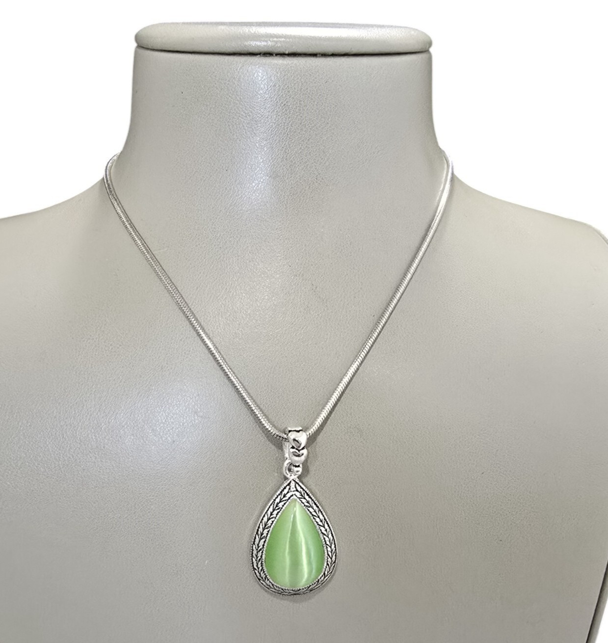 Stephan & Co Women’s Silver Plated Green Resin Pendant Necklace NWT