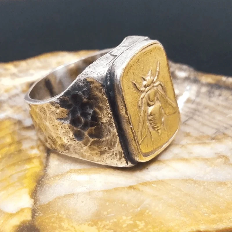 Mens Bee Ring 🐝Gold Tone Signet Ring Size 10