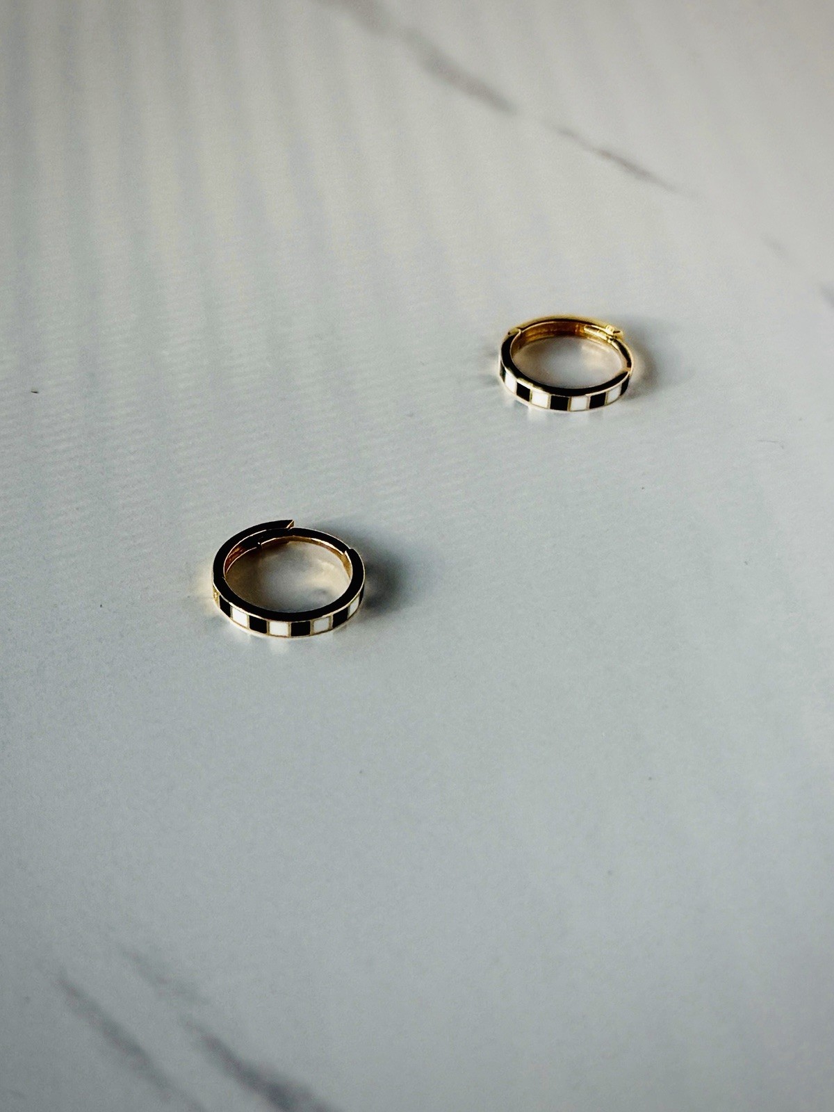 14K Yellow Gold Black & White Checkers Enamel Huggie Hoop Earrings Real Jewelry