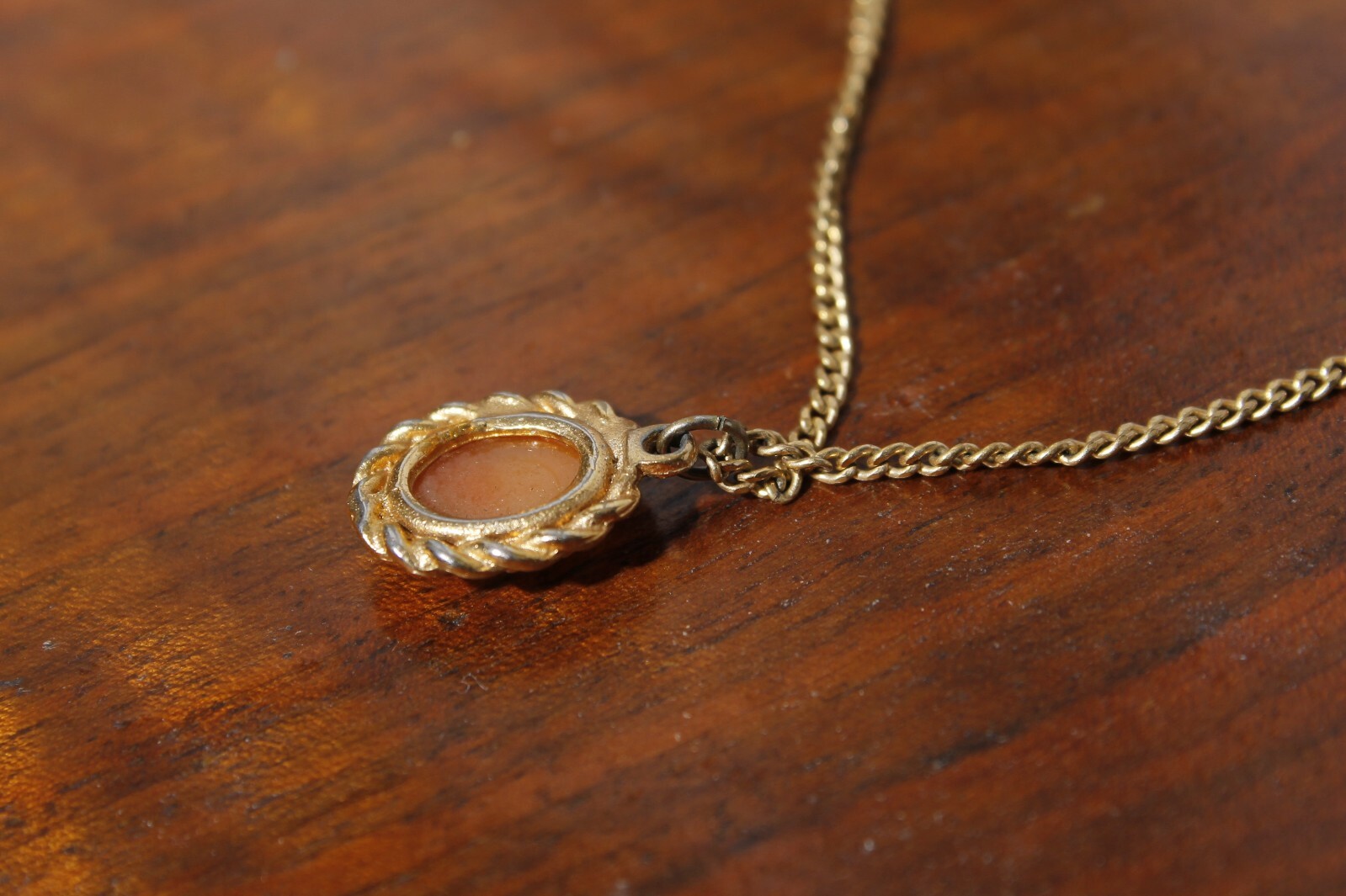 Speidel 12k Gold Filled Left Facing Cameo Pendant Necklace