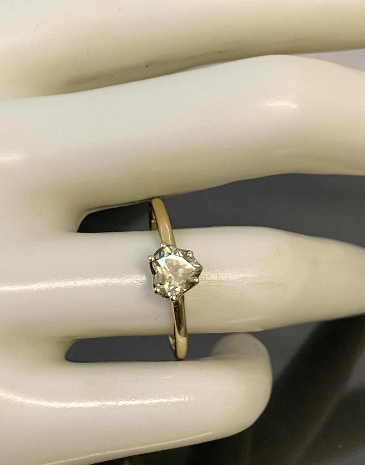 10ct Yellow Gold W/ Heart Diaspore & Diamond Ring Size R 1/2 (US 9)