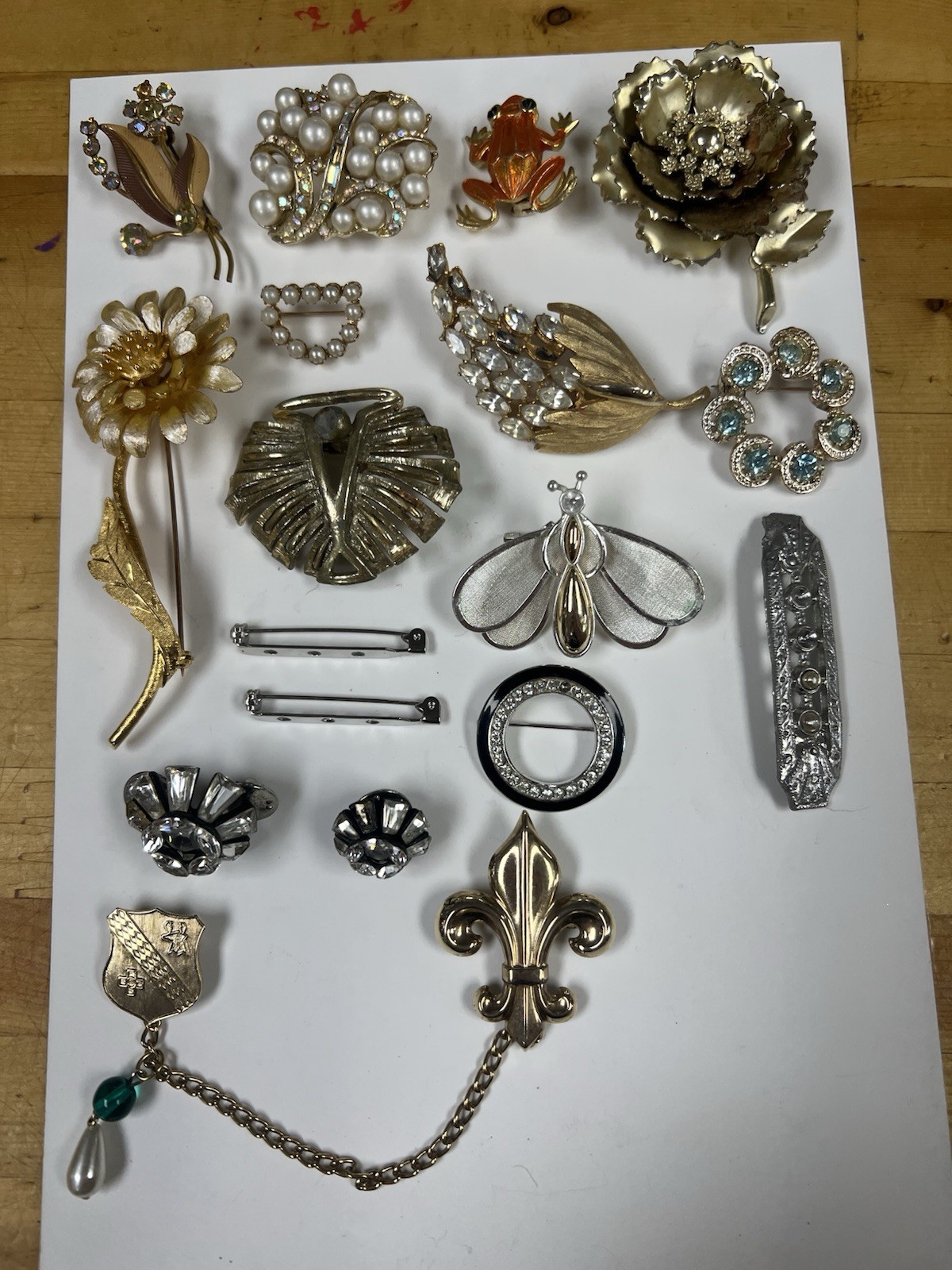Lot Of Vintage Costume Jewelry Brooches / Pins Flowers, Frogs, Gold Tone, Etc