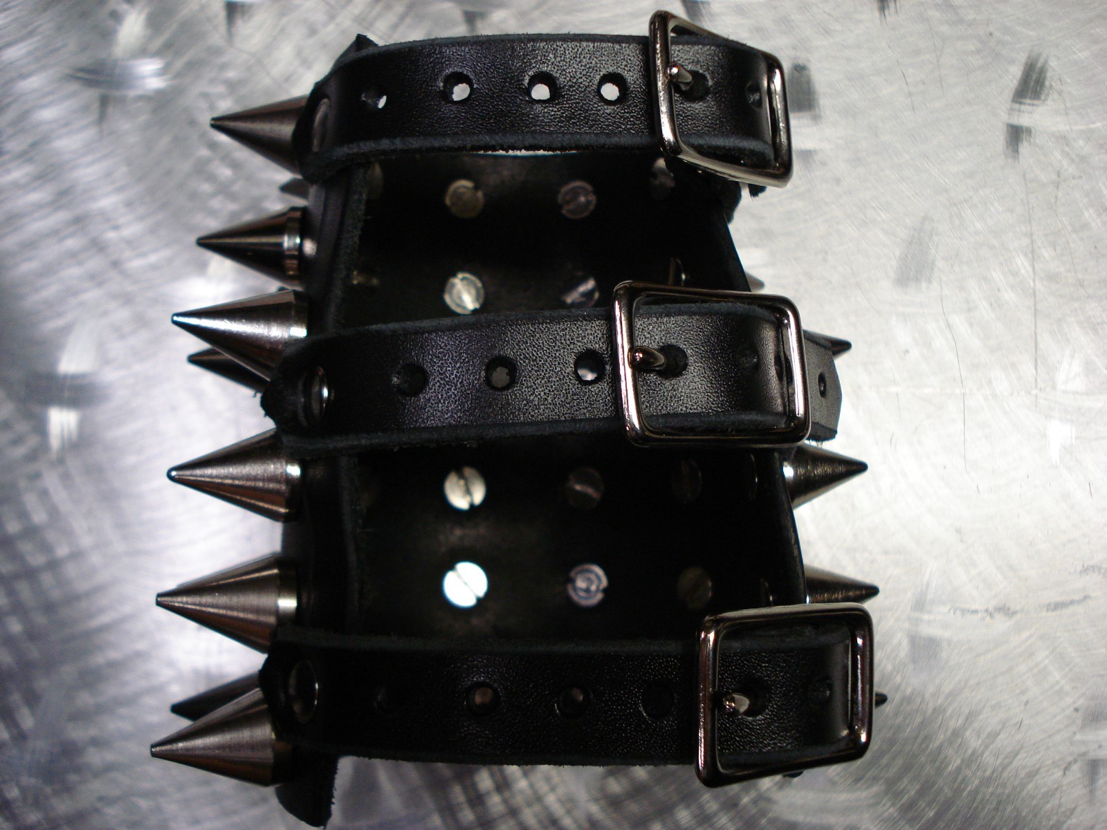 LEATHER BRECELT BULLDOG SPIKES. BLACK METAL …..(MDLG0313)….. PAZUZU