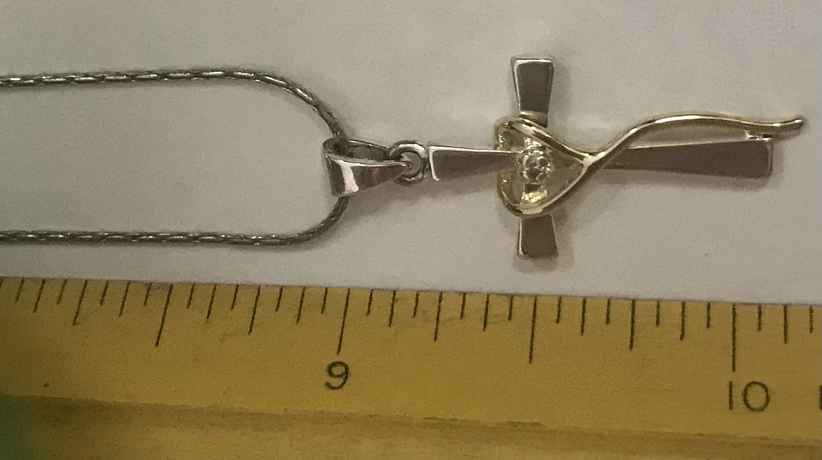 LA 925 Sterling Silver 1″ Cross Pendant On An 18″ Chain Necklace