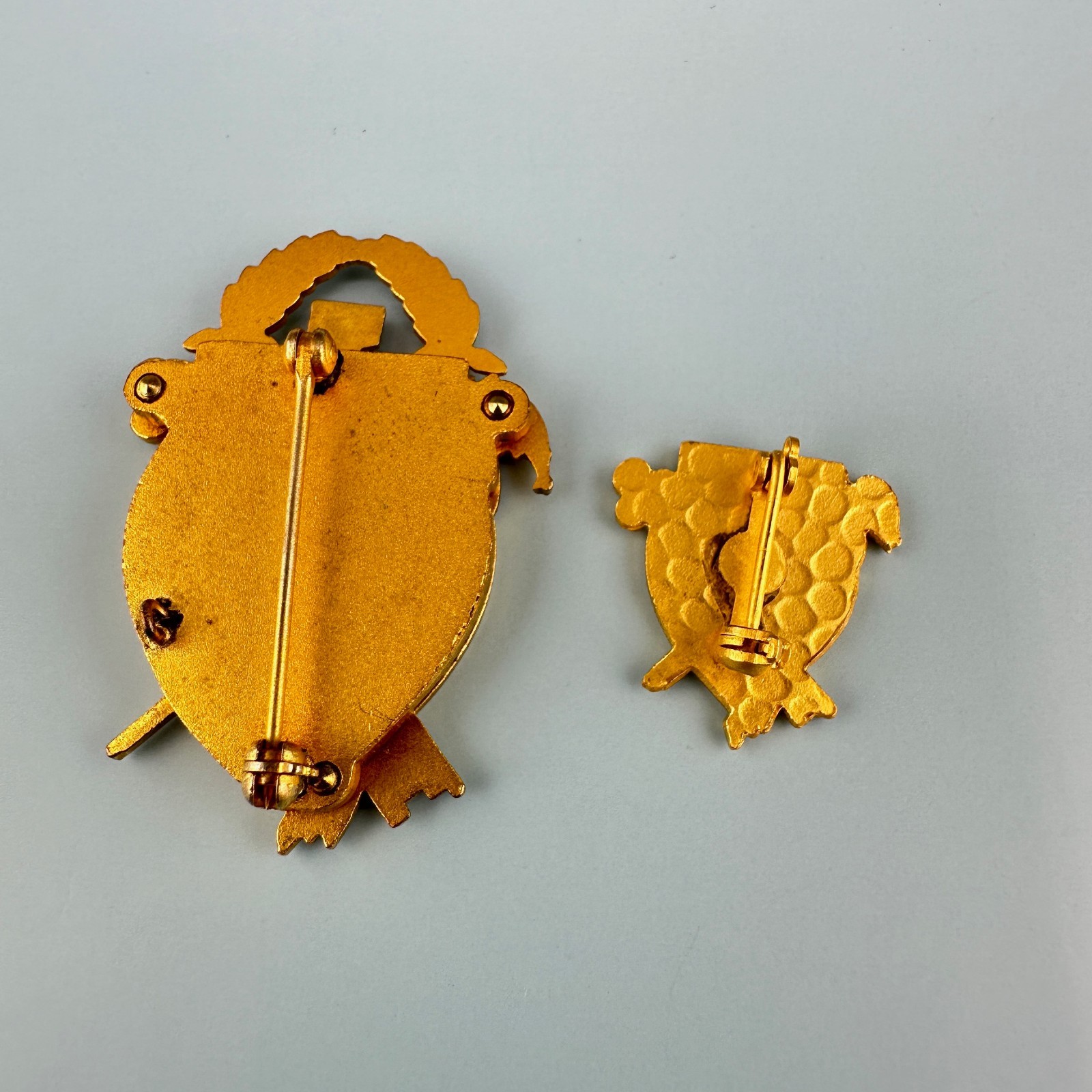 Vintage Coat of Arms Pin Lot Gold Tone Facital Scientia Auctus Opera Pulchritudo