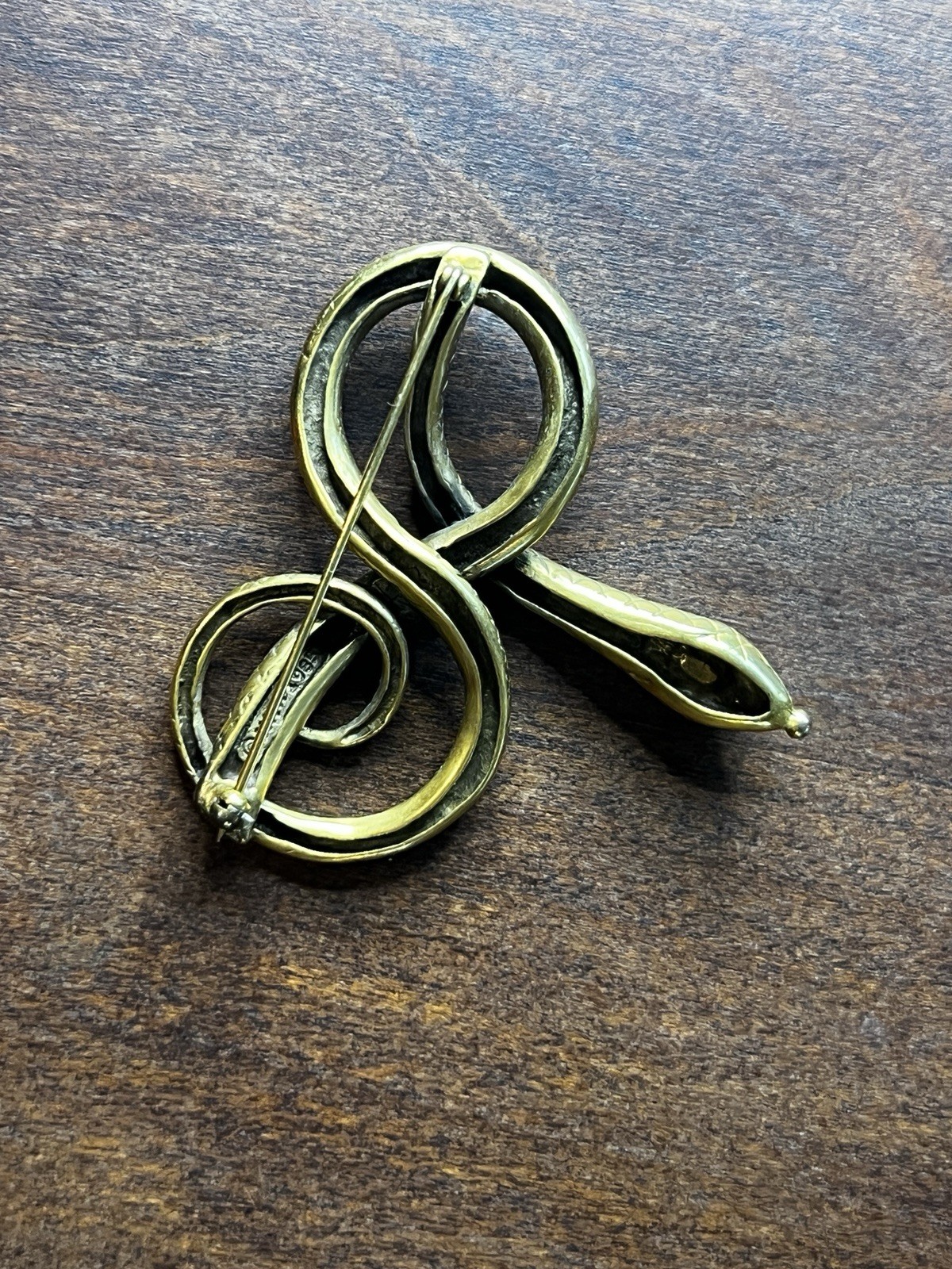 1985 Metropolitan Museum of Art MMA Gold Tone Snake Brooch Enamel Green Cabochon