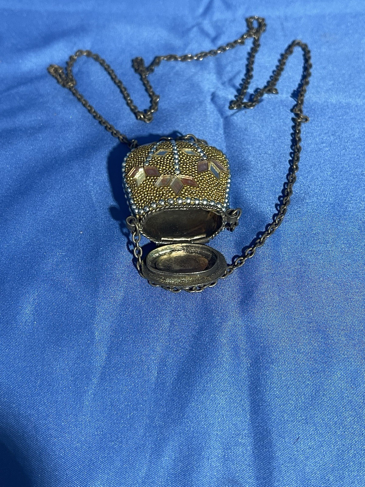Gold Tone Oval pill box Locket Pendant Necklace Cable Chain Metal vintage
