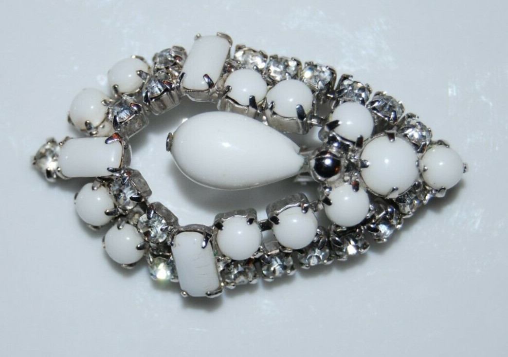 ELEGANT VTG RHINESTONE COUTURE WHITE CABOCHONS RHINESTONES DANGLE CLIP EARRINGS