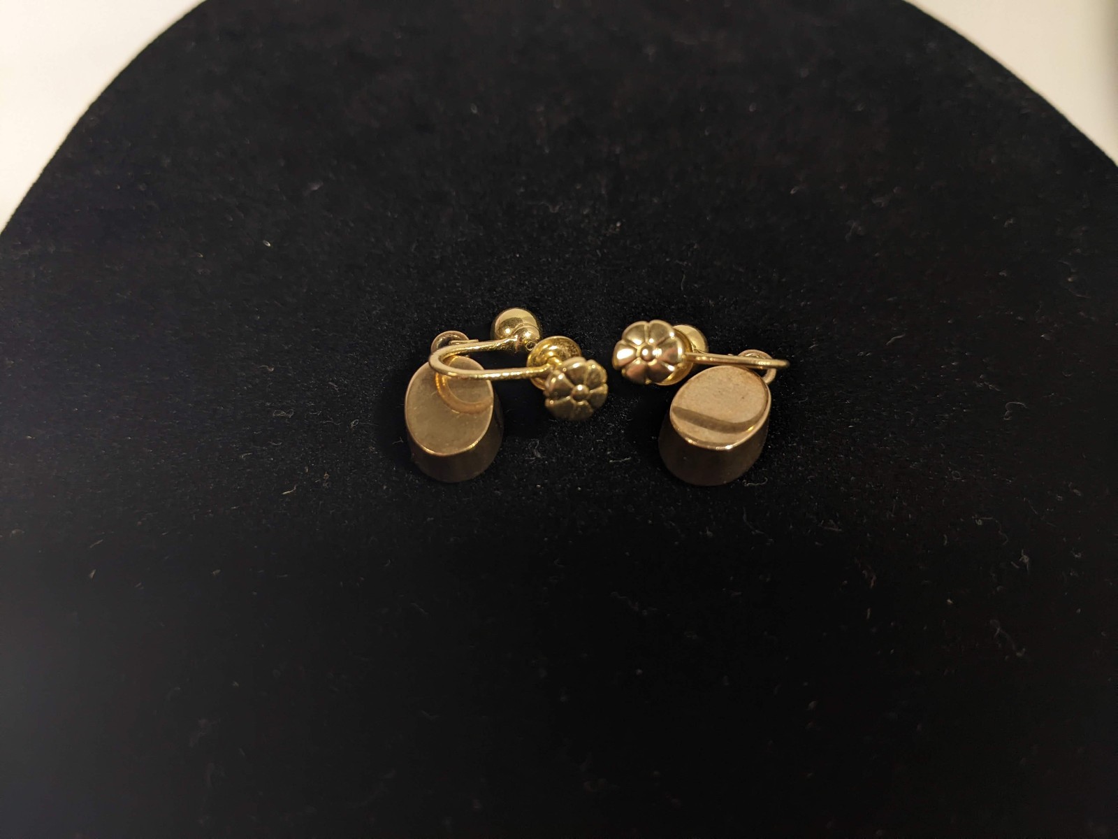 Vintage 14K Yellow Gold Natural Lapis Lazuli Screw Back Earrings, Flower Detail