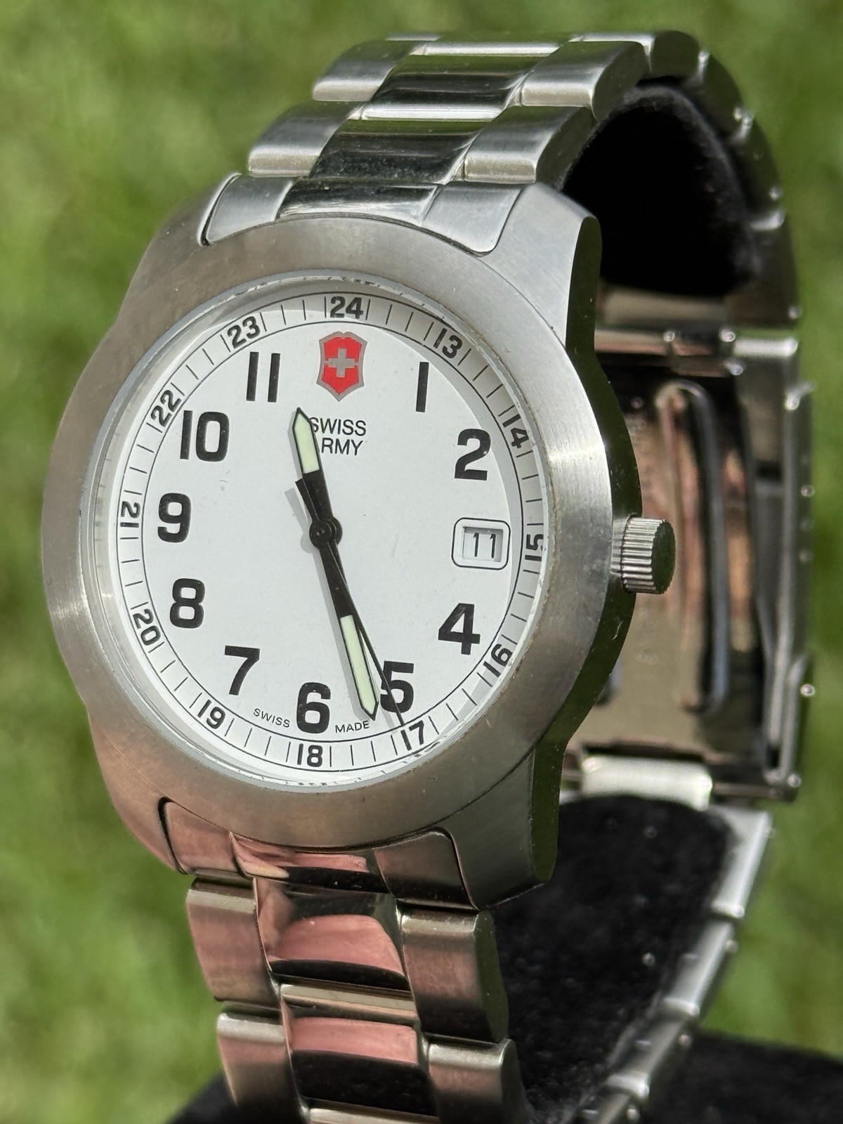 Victorinox Swiss Army Quartz Ref: 24972 Date Arabic Numerals Steel Bracelet 40mm