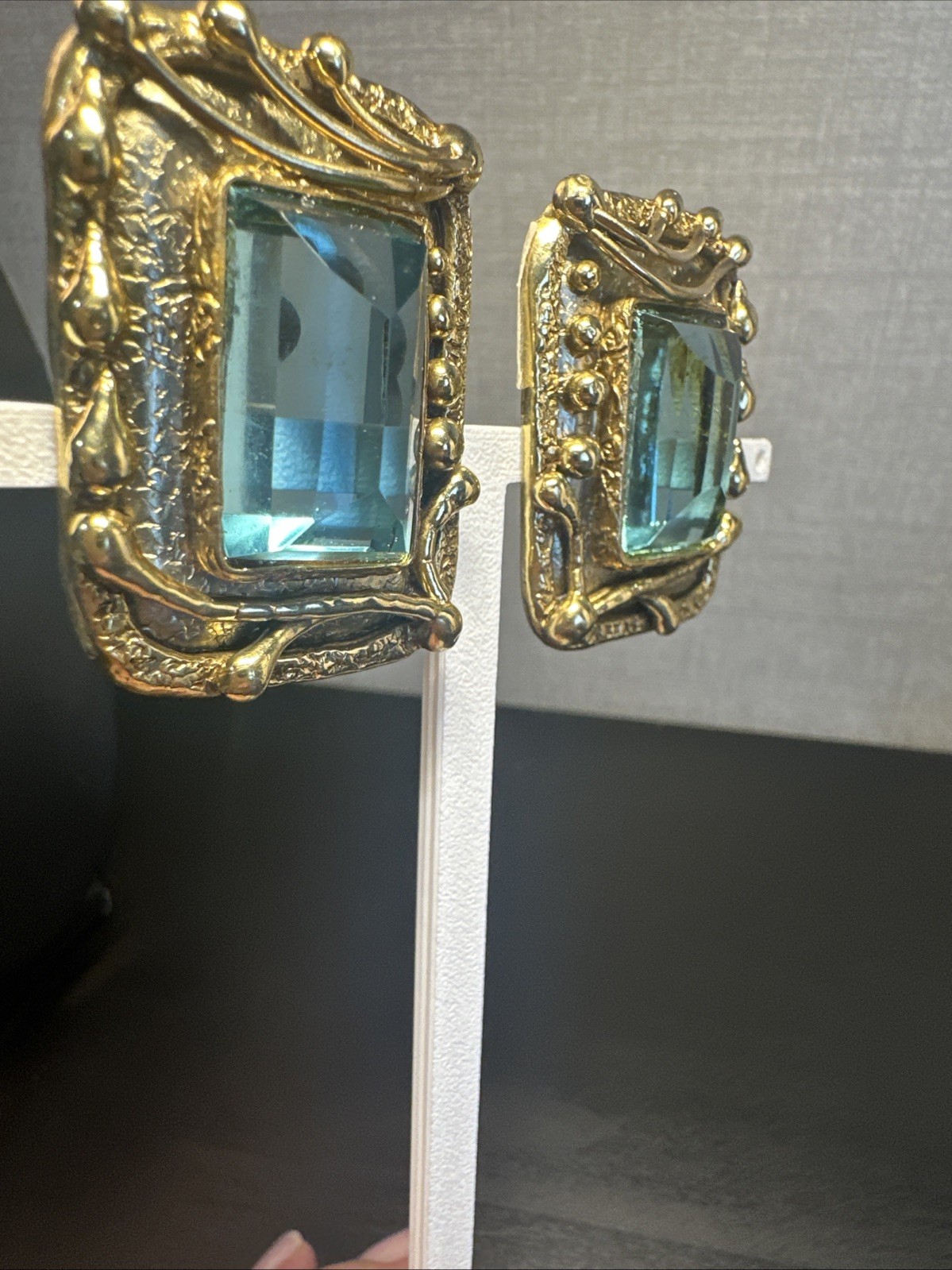 RARE VINTAGE IXEL ARTISAN RECTANGLE AQUA COLOR STONES GOLD TONE CLIP ONS