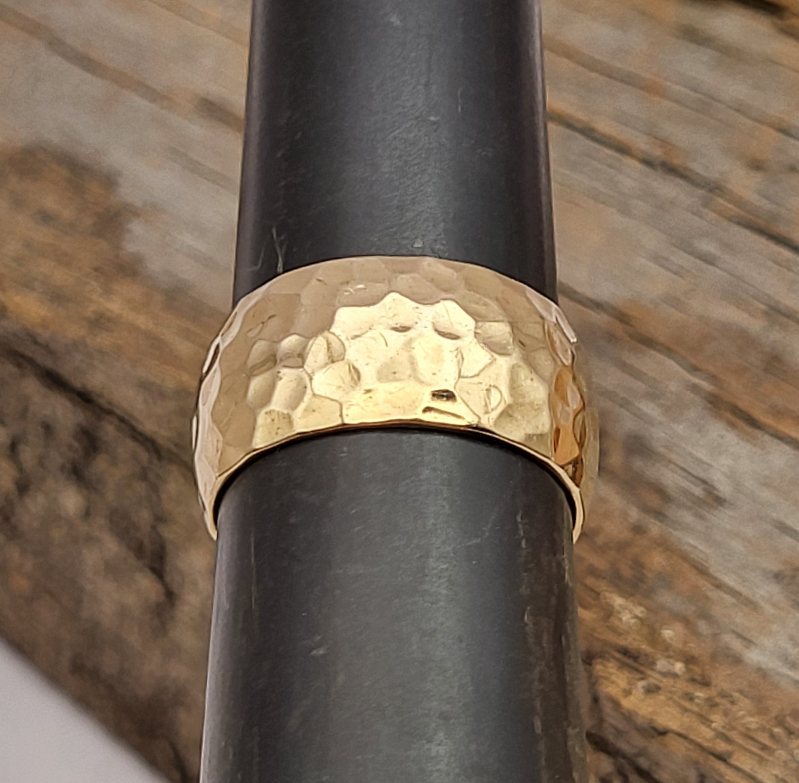 Vintage 14K Yellow Gold 10mm Wide Hammered Wedding Band Ring Sz 8