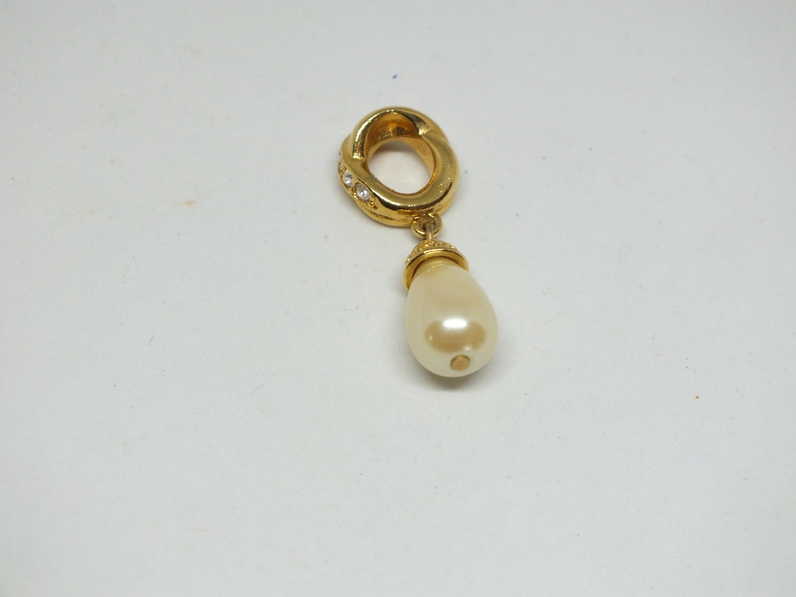Beautiful Pendant Gold Tone Clear Rhinestones Faux Pearl 1 3/8″ Long