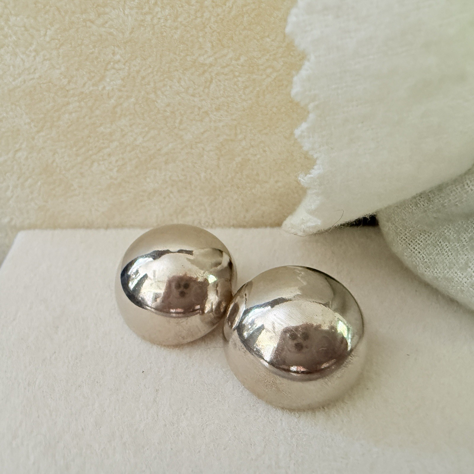 VTG. ESTATE MCM SHINY SILVER TONE BUTTON ROUND CLIP ON EARRINGS-(BG177)