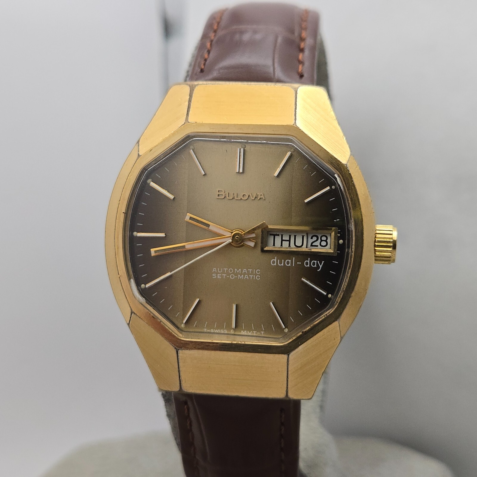 Vintage BULOVA men’s automatic watch day/date ETA 2879 swiss 1977